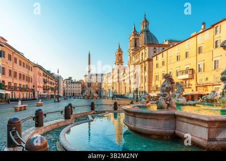 Piazza Navona mit Neptunbrunnen, barocker Kirche Sant'Agnese in Agone und altägyptischer Obelisk in Rom, Italien bei Sonnenaufgang. Fontana del Stockfoto