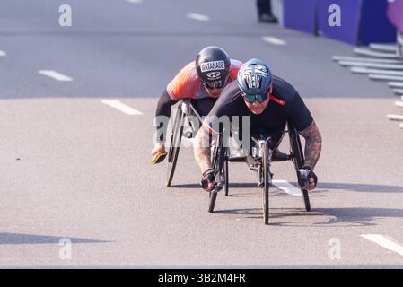 David Weir und Sho Watanabe, Rollstuhlsportler, die 2025 beim TCS London Marathon teilnahmen, durchquerten Tower Hill, London, Großbritannien Stockfoto