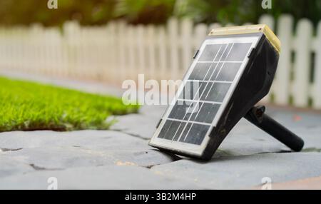 Ministänder elektrische Solarzelle im Garten mit Kopierraum. Solarpaneele im Garten, Solarpaneele, Photovoltaik, alternative Stromquelle c Stockfoto