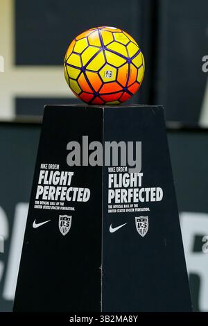 16. Dezember 2015: US-Fußball startet das Spiel zwischen der US-Fußballnationalmannschaft der Frauen und der China PR im Mercedes-Benz Superdome in New Orleans, LA. China PR besiegte die USA mit 1:0. Stephen Lew/CSM(Bild: © Stephen Lew/CSM via ZUMA Wire) Stockfoto