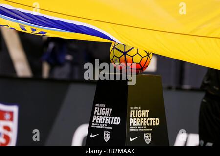16. Dezember 2015: US-Fußball startet das Spiel zwischen der US-Fußballnationalmannschaft der Frauen und der China PR im Mercedes-Benz Superdome in New Orleans, LA. China PR besiegte die USA mit 1:0. Stephen Lew/CSM(Bild: © Stephen Lew/CSM via ZUMA Wire) Stockfoto
