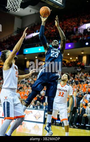 Villanova Stürmer Daniel Ochefu (23) während des NCAA Basketballspiels zwischen den Villanova Wildcats und den Virginia Cavaliers in der John Paul Jones Arena am 19. Dezember 2015 in Charlottesville, VA. Jacob Kupferman/CSM(Bild: © Jacob Kupferman/CSM via ZUMA Wire) Stockfoto