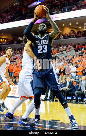 Villanova Stürmer Daniel Ochefu (23) während des NCAA Basketballspiels zwischen den Villanova Wildcats und den Virginia Cavaliers in der John Paul Jones Arena am 19. Dezember 2015 in Charlottesville, VA. Jacob Kupferman/CSM(Bild: © Jacob Kupferman/CSM via ZUMA Wire) Stockfoto