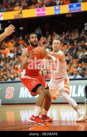 19. Dezember 2015: Cornell-Stürmer Jordan Abdur-Ra'oof (12) will den Basketball erschießen, als Syracuse Garde Trevor Cooney (10) während der zweiten Spielhälfte verteidigt, als Syracuse Cornell 67-46 im Carrier Dome in Syracuse, NY, besiegte. Foto von Alan Schwartz/Cal Sport Media (Kreditbild: © Alan Schwartz/CSM via ZUMA Wire) Stockfoto