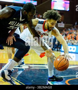 Villanova Stürmer Daniel Ochefu (23) und Virginia Stürmer Anthony Gill (13) während des NCAA Basketballspiels zwischen den Villanova Wildcats und den Virginia Cavaliers in der John Paul Jones Arena am 19. Dezember 2015 in Charlottesville, VA. Jacob Kupferman/CSM(Bild: © Jacob Kupferman/CSM via ZUMA Wire) Stockfoto