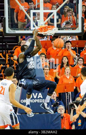 Villanova Stürmer Daniel Ochefu (23) während des NCAA Basketballspiels zwischen den Villanova Wildcats und den Virginia Cavaliers in der John Paul Jones Arena am 19. Dezember 2015 in Charlottesville, VA. Jacob Kupferman/CSM(Bild: © Jacob Kupferman/CSM via ZUMA Wire) Stockfoto