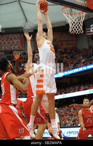 19. Dezember 2015: Syracuse Stürmer Tyler Lydon (20) geht in die erste Spielhälfte, als Syracuse Cornell 67-46 im Carrier Dome in Syracuse, NY, besiegte. Foto von Alan Schwartz/Cal Sport Media (Kreditbild: © Alan Schwartz/CSM via ZUMA Wire) Stockfoto