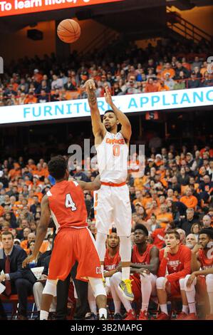 19. Dezember 2015: Syrakus Stürmer Michael Gbinije (0) schießt in der ersten Spielhälfte für drei. Syracuse besiegte Cornell 67-46 im Carrier Dome in Syracuse, NY. Foto von Alan Schwartz/Cal Sport Media (Kreditbild: © Alan Schwartz/CSM via ZUMA Wire) Stockfoto