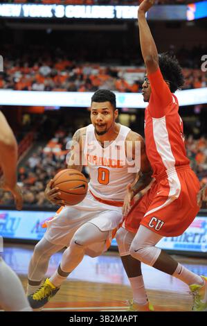 19. Dezember 2015: Syrakus Stürmer Michael Gbinije (0) fährt in der ersten Spielhälfte auf den Korb zu. Syracuse besiegte Cornell 67-46 im Carrier Dome in Syracuse, NY. Foto von Alan Schwartz/Cal Sport Media (Kreditbild: © Alan Schwartz/CSM via ZUMA Wire) Stockfoto