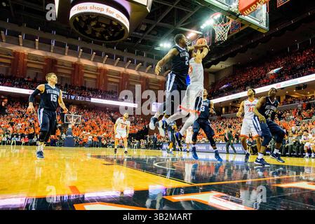 Virginia Forward Anthony Gill (13) wird von Villanova Forward Kris Jenkins (2) während des NCAA-Basketballspiels zwischen den Villanova Wildcats und den Virginia Cavaliers in der John Paul Jones Arena am 19. Dezember 2015 in Charlottesville, VA, angegriffen. Jacob Kupferman/CSM(Bild: © Jacob Kupferman/CSM via ZUMA Wire) Stockfoto