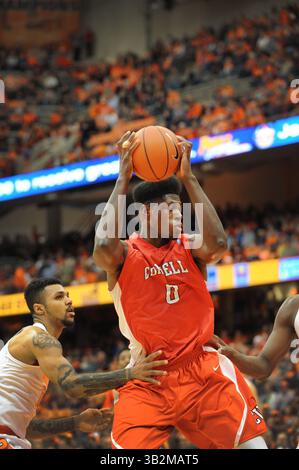 19. Dezember 2015: Cornell Stürmer David Onuorah (0) gewinnt in der zweiten Spielhälfte einen Rückstoß, als Syracuse Cornell 67-46 im Carrier Dome in Syracuse, NY, besiegte. Foto von Alan Schwartz/Cal Sport Media (Kreditbild: © Alan Schwartz/CSM via ZUMA Wire) Stockfoto
