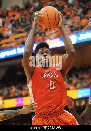 19. Dezember 2015: Cornell Stürmer David Onuorah (0) gewinnt in der zweiten Spielhälfte einen Rückstoß, als Syracuse Cornell 67-46 im Carrier Dome in Syracuse, NY, besiegte. Foto von Alan Schwartz/Cal Sport Media (Kreditbild: © Alan Schwartz/CSM via ZUMA Wire) Stockfoto