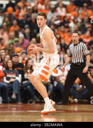 19. Dezember 2015: Syrakus Stürmer Tyler Lydon (20) will den Ball in der zweiten Spielhälfte passieren. Syracuse besiegte Cornell 67-46 im Carrier Dome in Syracuse, NY. Foto von Alan Schwartz/Cal Sport Media (Kreditbild: © Alan Schwartz/CSM via ZUMA Wire) Stockfoto