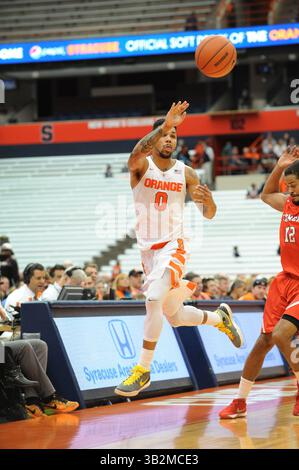 19. Dezember 2015: Syracuse Stürmer Michael Gbinije (0) übergibt den Ball in der ersten Spielhälfte, als Syracuse Cornell 67-46 im Carrier Dome in Syracuse, NY, besiegte. Foto von Alan Schwartz/Cal Sport Media (Kreditbild: © Alan Schwartz/CSM via ZUMA Wire) Stockfoto