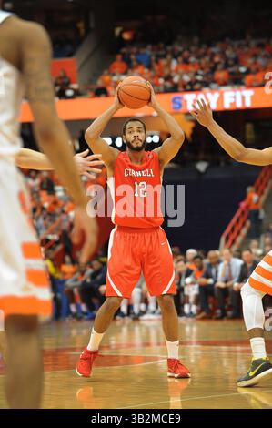 19. Dezember 2015: Jordan Abdur-Ra'oof (12), der den Ball in der zweiten Halbzeit überholt. Syracuse besiegte Cornell 67-46 im Carrier Dome in Syracuse, NY. Foto von Alan Schwartz/Cal Sport Media (Kreditbild: © Alan Schwartz/CSM via ZUMA Wire) Stockfoto