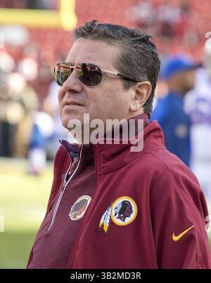 Dezember 2015 - Landover, Maryland, Vereinigte Staaten von Amerika - der Besitzer von Washington Redskins, Dan Snyder, beobachtet sein Team vor dem Spiel gegen die Buffalo Bills am Sonntag, den 20. Dezember 2015 im FedEx Field in Landover, Maryland. Credit: Ron Sachs / CNP (Credit Image: © Ron Sachs/CNP via ZUMA Wire) Stockfoto