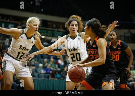 Dezember 2015 - Tampa, Florida, USA - LOREN ELLIOTT | Times. Die beiden Oklahoma State Cowgirls schützen Brittney Martin (22) während eines Spiels zwischen den South Florida Bulls und Oklahoma State Cowgirls im Sun Dome in Tampa, Florida, am Sonntag, den 20. Dezember 2015. (Foto: © Loren Elliott/Tampa Bay Times via ZUMA Wire) Stockfoto