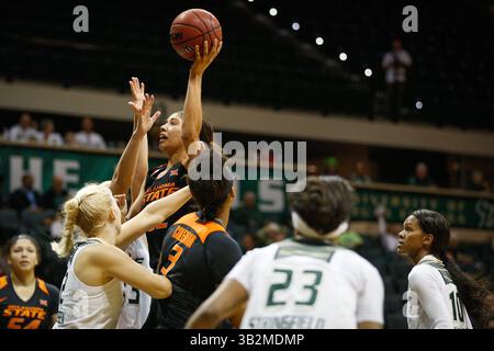 Dezember 2015 - Tampa, Florida, USA - LOREN ELLIOTT | Times. Brittney Martin (22), der Wachmann der Oklahoma State Cowgirls, macht sich am Sonntag, den 20. Dezember 2015, im Sun Dome in Tampa, Florida, für einen Layup-Auftritt während eines Spiels zwischen den South Florida Bulls und Oklahoma State Cowgirls auf. (Foto: © Loren Elliott/Tampa Bay Times via ZUMA Wire) Stockfoto