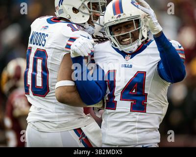 Dezember 2015 - Landover, Maryland, USA SAMMY WATKINS (14) feiert mit ROBERT WOODS (10) den Buffalo Bills Wide Receiver, nachdem er während des Spiels zwischen den Buffalo Bills und den Washington Redskins einen Touchdown erzielt hat. Die Redskins besiegten die Bills 35-25 im FedEx Field in Landover, Maryland. (Bild: © Tom Rothenberg via ZUMA Wire) Stockfoto