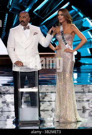 Dezember 2015 - Las Vegas, Nevada, USA S - Ariadna Gutierrez, Miss Colombia 2015, beantwortet ihre Top 5-Endfrage auf der Bühne mit Steve Harvey während der MISS-UNIVERSUM-Sendung 2015 live vom Planet Hollywood Resort & Casino. Steve Harvey, Moderator des Miss Universe-Wettbewerbs, gab am Ende der großen Show in Las Vegas den falschen Gewinner bekannt. Harvey ernannte zunächst Miss Colombia, Ariadna Gutierrez Arevalo, als großen Sieger des Abends, wobei die verbleibende Kandidatin, Miss Philippines, Pia Alonzo Wurzbach, auf den zweiten Platz abstieg. (Bild: © Prensa Internacional Via ZUMA Stockfoto