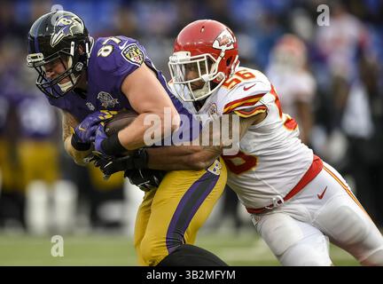 Dezember 2015 - Baltimore, MD, USA - Kansas City Chiefs Inside Linebacker Derrick Johnson (56) schlägt Baltimore Ravens Tight End Maxx Williams (87) im vierten Quartal am Sonntag, den 20. Dezember 2015, im M&T Bank Stadium in Baltimore, MD Die Chiefs haben mit 34 gewonnen. (Bild: © David Eulitt/TNS via ZUMA Wire) Stockfoto