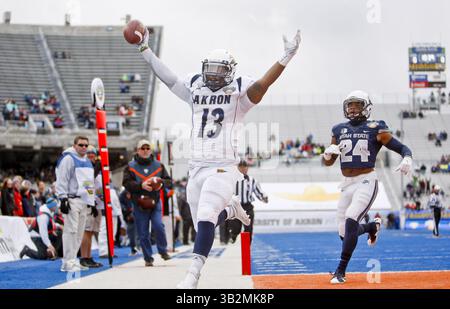 22. Dezember 2015 - Boise, ID, USA - Akron Quarterback Thomas Woodson (13) feiert, nachdem er sich einen Pass geholt und für einen 14-Meter-Touchdown gelaufen ist, während er während der ersten Halbzeit während des berühmten Idaho Potato Bowl im Albertsons Stadium in Boise, Idaho, am Dienstag, den 22. Dezember 2015 von Marwin Evans (24) verfolgt wurde. Akron gewann mit 23:21. (Bild: © Kyle Green/TNS via ZUMA Wire) Stockfoto