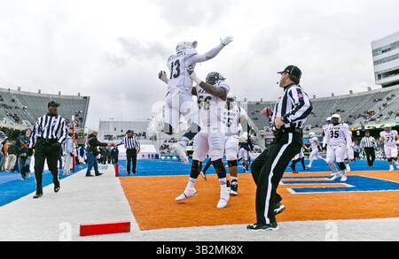 22. Dezember 2015 - Boise, ID, USA - Akron Quarterback Thomas Woodson (13) feiert am Dienstag, den 22. Dezember 2015, im Albertsons Stadium in Boise, Idaho, einen 14-Yard-Touchdown-Fang während der ersten Halbzeit gegen den Utah State. Akron gewann mit 23:21. (Bild: © Kyle Green/TNS via ZUMA Wire) Stockfoto