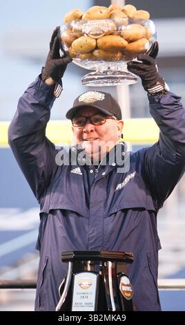 22. Dezember 2015 - Boise, ID, USA - Akron-Cheftrainer Terry Bowden hält eine Trophäe voller Kartoffeln, nachdem er 23-21 am Dienstag, den 22. Dezember 2015, im berühmten Idaho Potato Bowl gegen Utah State im Albertsons Stadium in Boise, Idaho gewonnen hatte. (Bild: © Kyle Green/TNS via ZUMA Wire) Stockfoto