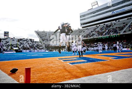 22. Dezember 2015 - Boise, ID, USA - der US-amerikanische Staatsempfänger Brandon Swindall (11) feiert am Dienstag, den 22. Dezember 2015, einen 9-Meter-Touchdown-Fang mit seinem Teamkollegen Hunter Sharp gegen Akron während des berühmten Idaho Potato Bowl im Albertsons Stadium in Boise, Idaho. Akron gewann mit 23:21. (Bild: © Kyle Green/TNS via ZUMA Wire) Stockfoto
