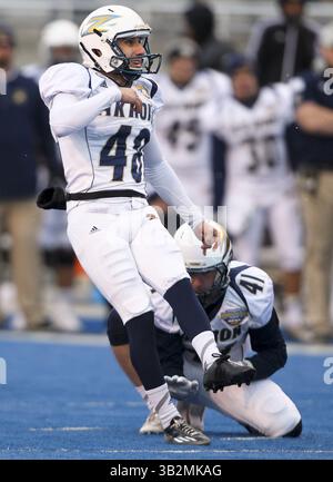 22. Dezember 2015 - Boise, ID, USA - Akron-Kicker Robert Stein (48) erzielte im vierten Quartal im berühmten Idaho Potato Bowl im Albertsons Stadium in Boise, Idaho, ein 46-Yard-Feldtor gegen Utah State 2015. Akron gewann mit 23:21. (Bild: © Kyle Green/TNS via ZUMA Wire) Stockfoto
