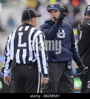 22. Dezember 2015: Boise, ID, USA: Matt Wells, Cheftrainer des Bundesstaates Utah, streitet sich mit einem Schiedsrichter während des berühmten Idaho Potato Bowl im Albertsons Stadium in Boise, Idaho, am Dienstag, den 22. Dezember 2015. Akron gewann mit 23:21. (Bild: © Kyle Green/TNS via ZUMA Wire) Stockfoto