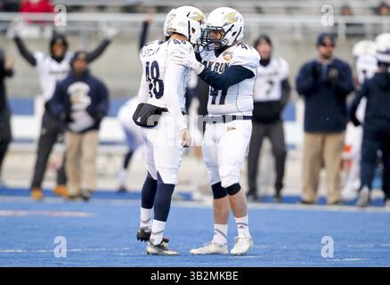 22. Dezember 2015 - Boise, ID, USA - Akron-Kicker Robert Stein, links, feiert mit seinem Teamkollegen Kyle Foster, nachdem er im vierten Quartal während des berühmten Idaho Potato Bowl im Albertsons Stadium in Boise, Idaho, ein 46-Yard-Field-Tor gegen den Bundesstaat Utah State am Dienstag, den 22. Dezember 2015, erzielt hat. Akron gewann mit 23:21. (Bild: © Kyle Green/TNS via ZUMA Wire) Stockfoto