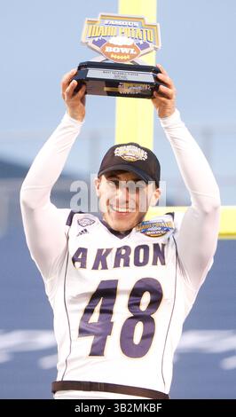 22. Dezember 2015 - Boise, ID, USA - Akron-Kicker Robert Stein (48) hält die MVP-Trophäe nach einem Sieg 23-21 gegen Utah State im berühmten Idaho Potato Bowl im Albertsons Stadium in Boise, Idaho, am Dienstag, den 22. Dezember 2015. Akron gewann mit 23:21. (Bild: © Kyle Green/TNS via ZUMA Wire) Stockfoto