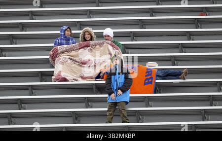 22. Dezember 2015 - Boise, ID, USA - Fans kommen zusammen, um sich während des berühmten Idaho Potato Bowl warm zu halten, während Akron am Dienstag, den 22. Dezember 2015, im Albertsons Stadium in Boise, Idaho gegen Utah State antritt. Akron gewann mit 23:21. (Bild: © Kyle Green/TNS via ZUMA Wire) Stockfoto