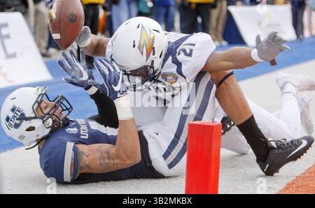 22. Dezember 2015 - Boise, ID, USA - Akron Cornerback Kris Givens (21) bricht einen Pass in der Endzone auf, der für den Utah State Wide Receiver Brandon Swindall (11) während des berühmten Idaho Potato Bowl im Albertsons Stadium in Boise, Idaho, am Dienstag, den 22. Dezember 2015 bestimmt ist. Akron gewann mit 23:21. (Bild: © Kyle Green/TNS via ZUMA Wire) Stockfoto