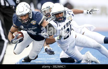 22. Dezember 2015 - Boise, ID, USA - der Utah State Wide Receiver Hunter Sharp (4) wird am Dienstag, den 22. Dezember 2015, von Akron Cornerback Kris Givens (21) und Cornerback Bryce Wek, hinten, während des berühmten Idaho Potato Bowl im Albertsons Stadium in Boise, Idaho, aus dem Bereich der Grenzen getrieben. Akron gewann mit 23:21. (Bild: © Kyle Green/TNS via ZUMA Wire) Stockfoto