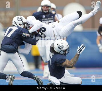 22. Dezember 2015 - Boise, ID, USA - Utah State Cornerback Deshane Hines (17) und Linebacker LT Filiaga, Bottom, Tackle Akron Wide Receiver Andrew Pratt (80) während des berühmten Idaho Potato Bowl im Albertsons Stadium in Boise, Idaho, am Dienstag, 22. Dezember 2015. Akron gewann mit 23:21. (Bild: © Kyle Green/TNS via ZUMA Wire) Stockfoto