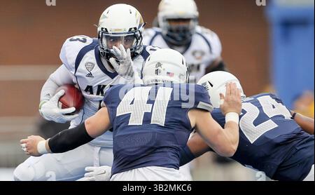 22. Dezember 2015 - Boise, ID, USA - Akron Quarterback Thomas Woodson (13) entzieht sich dem Linebacker Nick Vigil (41) und Marwin Evans (24) während des berühmten Idaho Potato Bowl im Albertsons Stadium in Boise, Idaho, am Dienstag, den 22. Dezember 2015. Akron gewann mit 23:21. (Bild: © Kyle Green/TNS via ZUMA Wire) Stockfoto