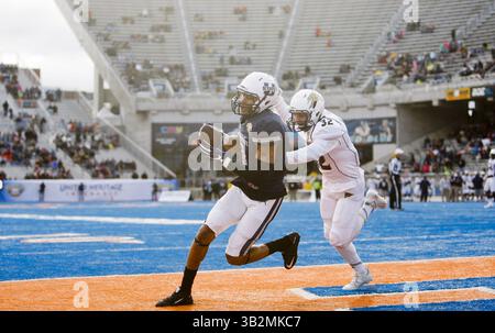 22. Dezember 2015 - Boise, ID, USA - der staatliche Empfänger Brandon Swindall (11) aus Utah macht am Dienstag, den 22. Dezember 2015, einen 9-Meter-Touchdown über Akron Safety Zach Guiser (32) während des berühmten Idaho Potato Bowl im Albertsons Stadium in Boise, Idaho. Akron gewann mit 23:21. (Bild: © Kyle Green/TNS via ZUMA Wire) Stockfoto