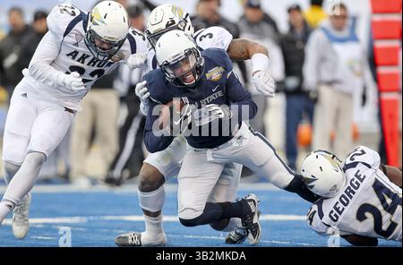 22. Dezember 2015 – Boise, ID, USA – Akron dSafety Zach Guiser (32), Linebacker Darryl Monroe (3) und Defensivverteidiger Jordan George (24) kämpfen am Dienstag, den 22. Dezember 2015, gegen den Utah State Quarterback Kent Myers (2) während des berühmten Idaho Potato Bowl im Albertsons Stadium in Boise, Idaho. Akron gewann mit 23:21. (Bild: © Kyle Green/TNS via ZUMA Wire) Stockfoto
