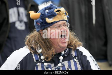 22. Dezember 2015 - Boise, ID, USA - Ein Fan des Bundesstaates Utah schreit nach einem gescheiterten dritten Rückspiel in der ersten Halbzeit gegen Akron während des berühmten Idaho Potato Bowl im Albertsons Stadium in Boise, Idaho, am Dienstag, den 22. Dezember 2015. Akron gewann mit 23:21. (Bild: © Kyle Green/TNS via ZUMA Wire) Stockfoto