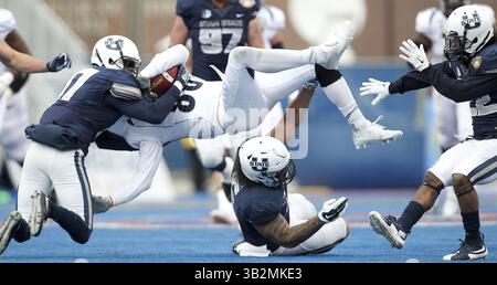 22. Dezember 2015 - Boise, ID, USA - Utah State Cornerback Deshane Hines, links, Linebacker LT Filiaga, Mitte und Ecke Bryant Hayes, rechts, Tackle Akron Wide Receiver Andrew Pratt (80) während des berühmten Idaho Potato Bowl im Albertsons Stadium in Boise, Idaho, am Dienstag, 22. Dezember 2015. Akron gewann mit 23:21. (Bild: © Kyle Green/TNS via ZUMA Wire) Stockfoto