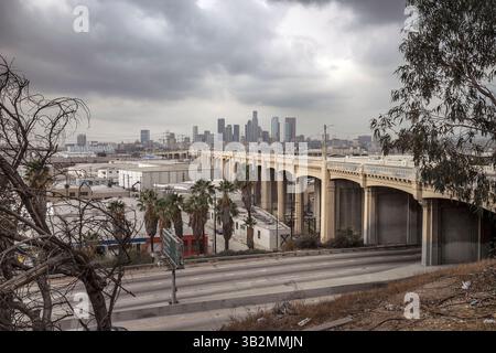 15. November 2013 – Los Angeles, Kalifornien, USA – die 6th Street Bridge erstreckt sich über den Hollywood Freeway und den Los Angeles River von einem mit Bürsten bedeckten Hügel aus in Richtung der Skyline von Los Angeles. (Bild: © Fred Hoerr/zReportage.com via ZUMA Press) Stockfoto
