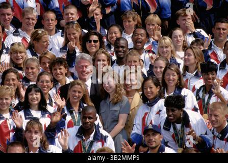 6. April 2014: Washington, District of Columbia, Vereinigte Staaten von Amerika - Washington, DC. 8.-14.-1996. Präsident und Hillary, Chelsea Clinton, posieren mit den USA. Olympia-Team im Südportico des Weißen Hauses. . Abbildung: Mark Reinstein (Bild: © Mark Reinstein via ZUMA Wire) Stockfoto