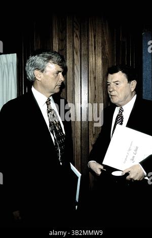 10. Dezember 2014 - Washington, District of Columbia, Vereinigte Staaten von Amerika - Washington, DC. 1996. Tom Brokaw von NBC und Jim Lehrer von PBS im National Press Club. . Abbildung: Mark Reinstein (Bild: © Mark Reinstein via ZUMA Wire) Stockfoto