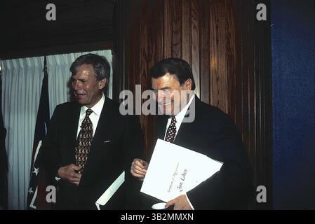 10. Dezember 2014 - Washington, District of Columbia, Vereinigte Staaten von Amerika - Washington, DC. 1996. Tom Brokaw von NBC und Jim Lehrer von PBS im National Press Club. . Abbildung: Mark Reinstein (Bild: © Mark Reinstein via ZUMA Wire) Stockfoto