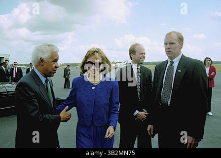 Mai 2015 - Richmond, Virginia, Vereinigte Staaten von Amerika - Richmond, Virginia 10-16-1992.Präsidentschaftskandidat Gouverneur William Clinton (D-AR) und seine Frau Hillary Clinton und Douglas Wilder aus Virginia kommen am Tag nach der letzten Town Hall-Debatte an der University of VA an. Credit: Mark Reinstein (Credit Image: © Mark Reinstein via ZUMA Wire) Stockfoto