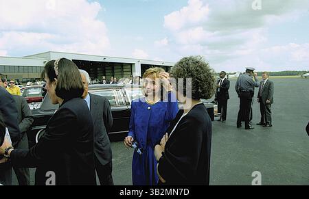 Mai 2015 - Richmond, Virginia, Vereinigte Staaten von Amerika - Richmond, Virginia 10-16-1992.Präsidentschaftskandidat Gouverneur William Clinton (D-AR) und seine Frau Hillary Clinton und Douglas Wilder aus Virginia kommen am Tag nach der letzten Town Hall-Debatte an der University of VA an. Credit: Mark Reinstein (Credit Image: © Mark Reinstein via ZUMA Wire) Stockfoto