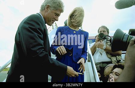 Mai 2015 - Richmond, Virginia, Vereinigte Staaten von Amerika - Richmond, Virginia 10-16-1992.Präsidentschaftskandidat Gouverneur William Clinton (D-AR) und seine Frau Hillary Clinton und Douglas Wilder aus Virginia kommen am Tag nach der letzten Town Hall-Debatte an der University of VA an. Credit: Mark Reinstein (Credit Image: © Mark Reinstein via ZUMA Wire) Stockfoto