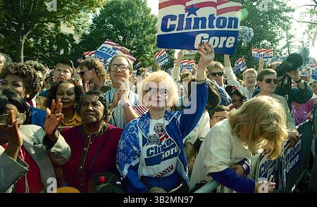 Mai 2015 - Richmond, Virginia, Vereinigte Staaten von Amerika - Richmond, Virginia 10-16-1992.Clinton Supporters am Flughafen Richmond Virginia..Credit: Mark Reinstein (Kreditbild: © Mark Reinstein via ZUMA Wire) Stockfoto